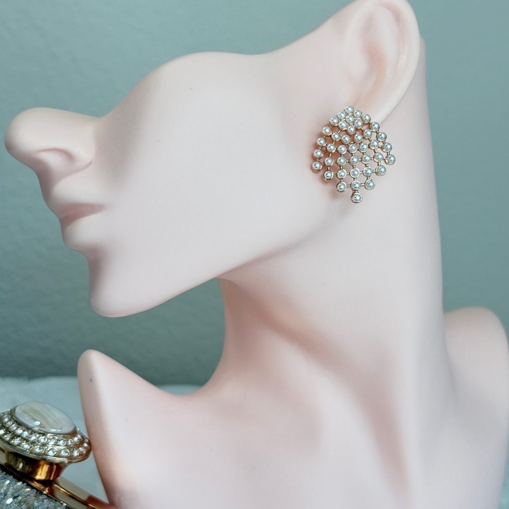 Elegant Gold and Pearl Earrings - Picture 3 of 8